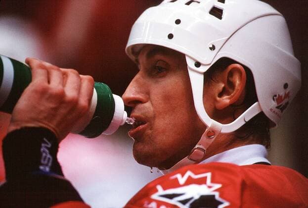 Wayne Gretzky (Kanada) trinkt Eishockey OS Winter Herren Olympische Winterspiele Nagano 1998, Spiele, Nationalteam, Nationaltrikot, Länderspiel, Einzelbild Aufnahmedatum geschätzt, Nagano Eishockey OS Winter Herren Olympische Winterspiele Nagano 1998, Spiele, Nationalteam, Nationaltrikot, Länderspiel, Einzelbild Aufnahmedatum geschätzt, Nagano
