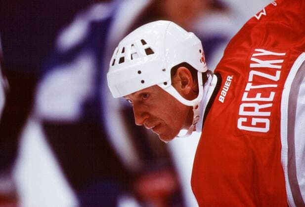 Wayne Gretzky (Kanada) Eishockey OS Winter Herren Olympische Winterspiele Nagano 1998, Spiele, Nationalteam, Nationaltrikot, Länderspiel, Einzelbild Aufnahmedatum geschätzt, Nagano Eishockey OS Winter Herren Olympische Winterspiele Nagano 1998, Spiele, Nationalteam, Nationaltrikot, Länderspiel, Einzelbild Aufnahmedatum geschätzt, Nagano