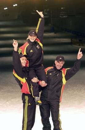 Präsentation der Olympiabekleidung für Salt Lake City 2002 v.li.: Sven Hannawald, Anni Friesinger und Bundestrainer Fritz Fischer (alle Deutschland) Eisschnellauf OS Winter Herren Vorschau 2001, Olympische Winterspiele Salt Lake City 2002, Spiele, Gruppe Präsentation, Pressetermin, Neuss Freude, Eisschnellauf OS Winter Herren Vorschau 2001, Olympische Winterspiele Salt Lake City 2002, Spiele, Gruppe Präsentation, Pressetermin, Neuss Freude,