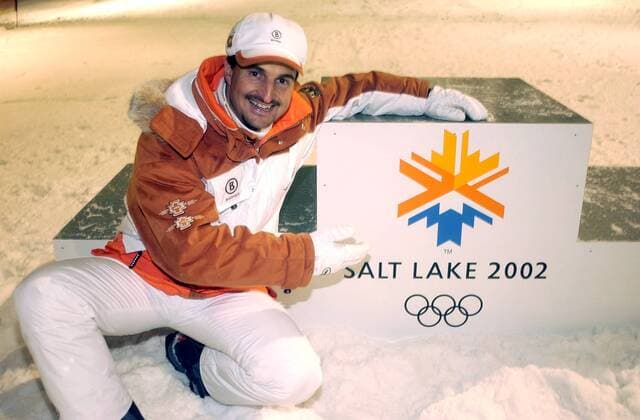 Georg Hackl (Deutschland) während der Präsentation der Olympiabekleidung für Salt Lake City 2002 Rennrodeln OS Winter Herren Vorschau 2001, Olympische Winterspiele Salt Lake City 2002, Spiele, Einzelbild Präsentation, Pressetermin, Neuss Rennrodeln OS Winter Herren Vorschau 2001, Olympische Winterspiele Salt Lake City 2002, Spiele, Einzelbild Präsentation, Pressetermin, Neuss