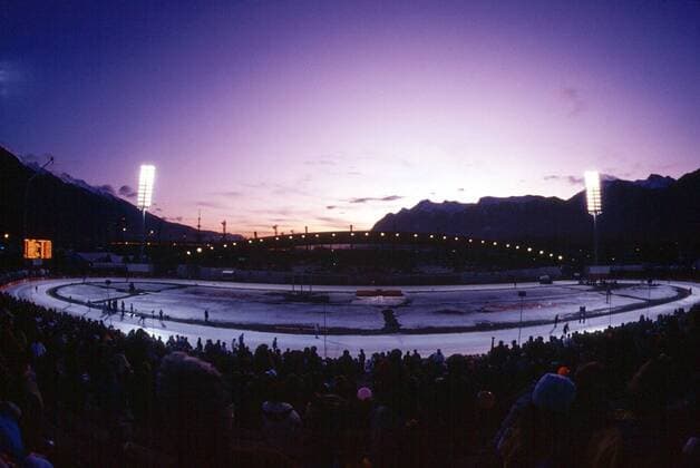 Spektakulärer Sonnenuntergang über dem Eisschnelllaufstadion während der Olympischen Spiele 1992 in Albertville Eisschnellauf OS Winter Herren Olympische Winterspiele Albertville 1992, Spiele, Totale Aufnahmedatum geschätzt, Albertville Eisschnellauf OS Winter Herren Olympische Winterspiele Albertville 1992, Spiele, Totale Aufnahmedatum geschätzt, Albertville
