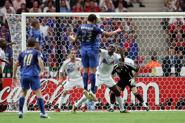 Marco Materazzi (Italien, 2.v.re.) erzielt per Kopfball das 1:1, Patrick Vieira (re.) und Franck Ribery (beide Frankreich, 3.v.re.) schauen nur zu -  Fußball Länderspiel Herren WM 2006 Nationalmannschaft Nationaltrikot Finale Endspiel Frankreich - Italien 4:6 n.E., Vdig Gruppe Berlin Dynamik, Fußball Länderspiel Herren WM 2006 Nationalmannschaft Nationaltrikot Finale Endspiel Frankreich - Italien 4:6 n.E., Vdig Gruppe Berlin Dynamik,