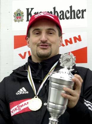 Georg Hackl (Deutschland) mit Pokal für den Sieg beim Weltcupfinale in Winterberg 2003 Rennrodeln Herren Weltcup 2002 2003, Welt Cup, Worldcup, World, WC, Rodeln, Rennschlitten, Rennschlittensport Einzelbild Winterberg Rennrodeln Herren Weltcup 2002 2003, Welt Cup, Worldcup, World, WC, Rodeln, Rennschlitten, Rennschlittensport Einzelbild Winterberg