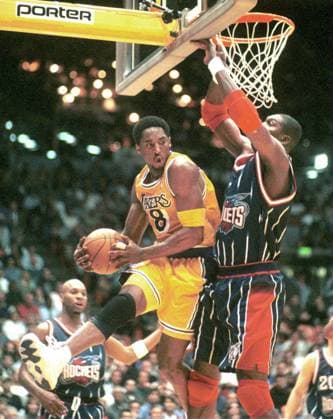 Kobe Bryant (li., Los Angeles Lakers) und Hakeem Olajuwon (Houston Rockets) -  (LAP99051202) Basketball Herren NBA, 1998 1999, LA L A Gruppe Inglewood Dynamik, Basketball Herren NBA, 1998 1999, LA L A Gruppe Inglewood Dynamik,