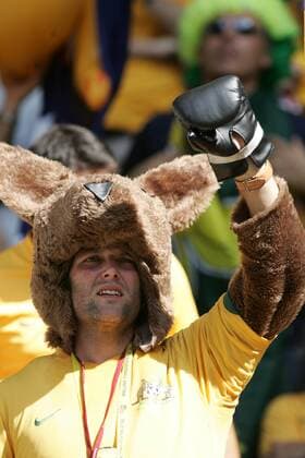 Australischer Fan im Kängurukostüm hält Ausschau Fußball WM Herren WM 2006, Länderspiel, Nationalteam, Gruppe F, Vdig Gruppe München Fußball WM Herren WM 2006, Länderspiel, Nationalteam, Gruppe F, Vdig Gruppe München
