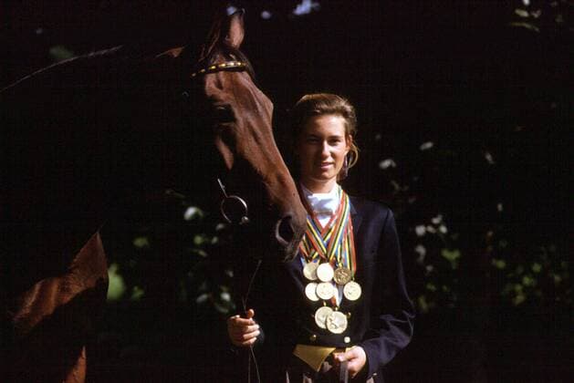 Nicole Uphoff (Deutschland) präsentiert gemeinsam mit Rembrandt ihre in der Dressur gewonnenen olympischen Goldmedaillen Pferdesport Damen Fotoshooting 2001, Reiten, Reitsport, Dressur, Dressurreiten Einzelbild Aufnahmedatum geschätzt o0 Olympiasieg Olympiasieger Olympiasiegerin Pferdesport Damen Fotoshooting 2001, Reiten, Reitsport, Dressur, Dressurreiten Einzelbild Aufnahmedatum geschätzt o0 Olympiasieg Olympiasieger Olympiasiegerin