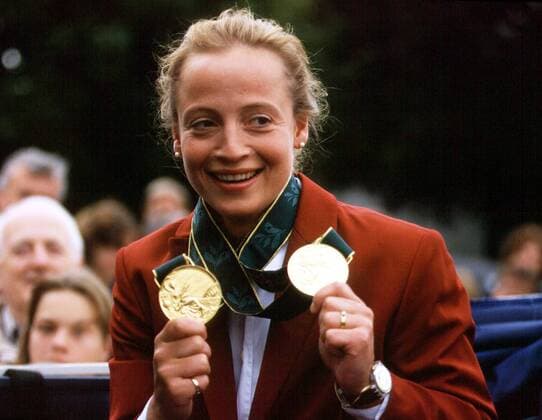 Isabell Werth (Deutschland) präsentiert ihre Goldmedaillen der Olympischen Spiele in Atlanta 1996 während des Empfangs in Rheinberg Pferdesport Damen Dressurreiten 1996, Reiten, Reitsport, Dressur Porträt Aufnahmedatum geschätzt Rheinberg Freude, Pferdesport Damen Dressurreiten 1996, Reiten, Reitsport, Dressur Porträt Aufnahmedatum geschätzt Rheinberg Freude,