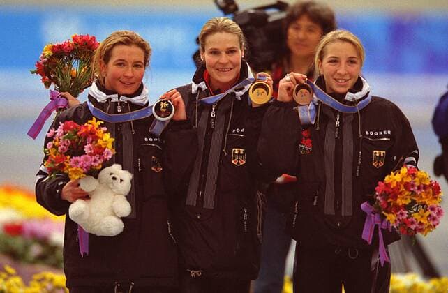 Siegerehrung über 3000 m während der Olympischen Spiele in Nagano 1998, v.li.: Claudia Pechstein, Olympiasiegerin Gunda Niemann Stirnemann und Anni Friesinger (alle Deutschland) Eisschnellauf Damen Olympische Winterspiele 1998, Spiele, Olympia, Olympiade, 3000m, 3000 m, Meter Gruppe Nagano Eisschnellauf Damen Olympische Winterspiele 1998, Spiele, Olympia, Olympiade, 3000m, 3000 m, Meter Gruppe Nagano