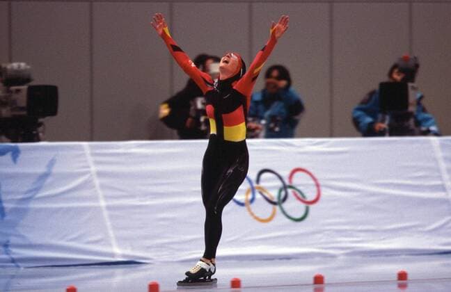 Claudia Pechstein (Deutschland) - Siegerin über 5000 m während der Olympischen Spiele in Nagano 1998 Eisschnellauf Damen Olympische Winterspiele 1998, Spiele, Olympia, Olympiade, 5000m, 5000 m, Meter Einzelbild Nagano Glück Freude, Begeisterung, Eisschnellauf Damen Olympische Winterspiele 1998, Spiele, Olympia, Olympiade, 5000m, 5000 m, Meter Einzelbild Nagano Glück Freude, Begeisterung,