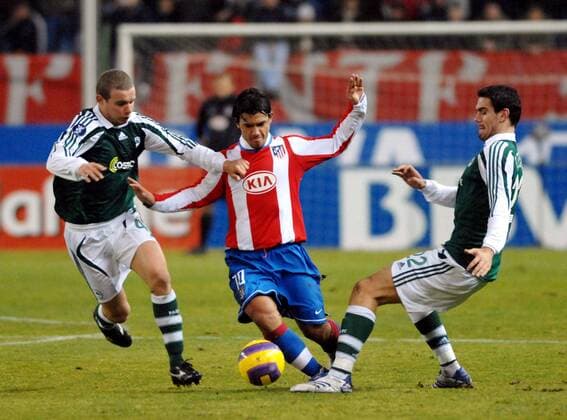 Sergio Aguero (Atletico Madrid, Mitte) gegen Marcelo Mattos (li.) und Alexandros Tziolis (beide Panathinaikos Athen) - Fußball EC 3 Herren UEFA Cup 2007 2008, Pokal, Europapokal, Atletico Madrid - Panathinaikos Athen 2:1 Gruppe Madrid Dynamik, Kampf, Fußball EC 3 Herren UEFA Cup 2007 2008, Pokal, Europapokal, Atletico Madrid - Panathinaikos Athen 2:1 Gruppe Madrid Dynamik, Kampf,