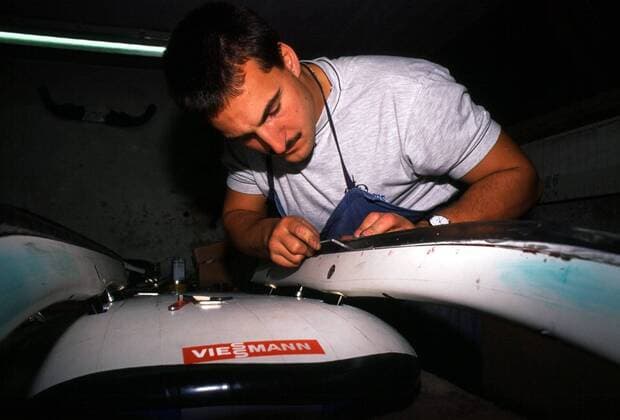 Georg Hackl (Deutschland) tüftelt an seinem Schlitten herum Rennrodeln Herren Rodeln 1998, Rennschlitten, Rennschlittensport Einzelbild Aufnahmedatum geschätzt Rennrodeln Herren Rodeln 1998, Rennschlitten, Rennschlittensport Einzelbild Aufnahmedatum geschätzt