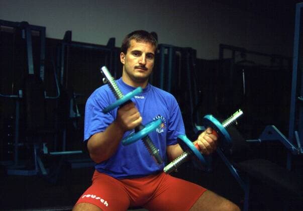 Georg Hackl (Deutschland) im Kraftraum Rennrodeln Herren Rodeln 1997 1998, Rennschlittensport, Rennschlitten, Training Einzelbild Aufnahmedatum geschätzt Kraft Rennrodeln Herren Rodeln 1997 1998, Rennschlittensport, Rennschlitten, Training Einzelbild Aufnahmedatum geschätzt Kraft