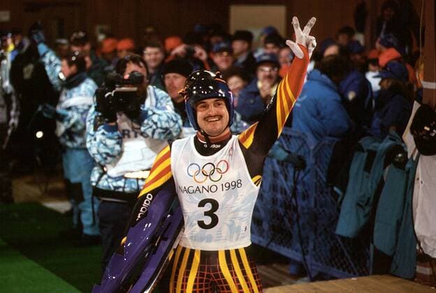 Georg Hackl (Deutschland) bejubelt seinen dritten Olympiasieg Der erfolgreichste olympische Rodler aller Zeiten gewann 1992, 1994 und 1998 Gold und bei seinen ersten Olympischen 1988 Silber Rennrodeln OS Winter Herren Olympische Spiele 1998, Winterspiele, Rodeln, Rennschlittensport, Rennschlitten Einzelbild Nagano City Freude, Rennrodeln OS Winter Herren Olympische Spiele 1998, Winterspiele, Rodeln, Rennschlittensport, Rennschlitten Einzelbild Nagano City Freude,