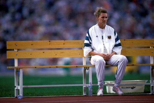 Heike Henkel (Deutschland) nachdenklich auf einer Bank Leichtathletik OS Sommer Damen Olympische Spiele Barcelona 1992, Sommerspiele, Einzelbild Barcelona Nachdenklichkeit, Leichtathletik OS Sommer Damen Olympische Spiele Barcelona 1992, Sommerspiele, Einzelbild Barcelona Nachdenklichkeit,