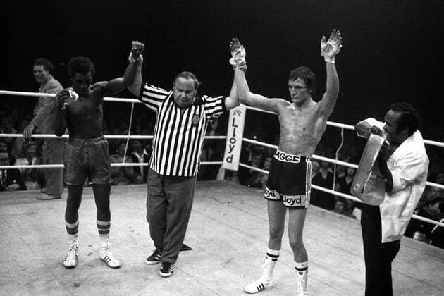 Eckhard Dagge (BR Deutschland, re.) wird zum Sieger über Elisha Obed (Bahamas) erklärt und ist somit WBC Weltmeister im Halbmittelgewicht Boxen WM Herren WBC WM Halbmittelgewicht 1976, Boxsport, Profiboxen Gruppe Berlin Boxen WM Herren WBC WM Halbmittelgewicht 1976, Boxsport, Profiboxen Gruppe Berlin