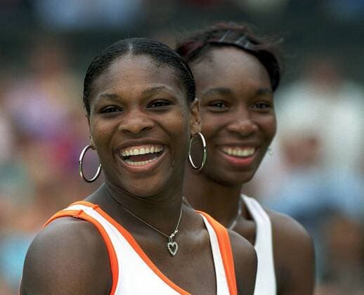 Serena Williams (li.) und Venus Williams (beide USA) - die Schwestern stehen sich im Finale von Wimbledon 2003 gegenüber Tennis Damen All England Championships 2003, WTA Tour, Grand Slam Gruppe Wimbledon London Freude, Begeisterung, Tennis Damen All England Championships 2003, WTA Tour, Grand Slam Gruppe Wimbledon London Freude, Begeisterung,