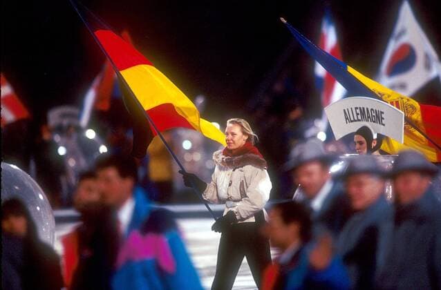 Antje Misersky (Deutschland) ist die Fahnenträgerin des deutschen Teams während der Eröffnungszeremonie der Olympischen Winterspiele in Albertville 1992 Biathlon OS Winter Damen Olympische Spiele 1992, Winterspiele, Totale Aufnahmedatum geschätzt Albertville Biathlon OS Winter Damen Olympische Spiele 1992, Winterspiele, Totale Aufnahmedatum geschätzt Albertville