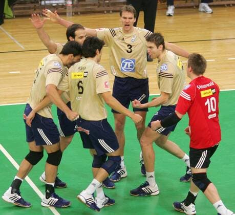 Jubel Friedrichshafen mit Christian Pampel (3.v.re.) und Robert Hupka Volleyball Herren DVV Pokal 2007 2008, Pokalspiel, Halbfinale, VfB Friedrichshafen Gruppe Berlin Freude, Volleyball Herren DVV Pokal 2007 2008, Pokalspiel, Halbfinale, VfB Friedrichshafen Gruppe Berlin Freude,