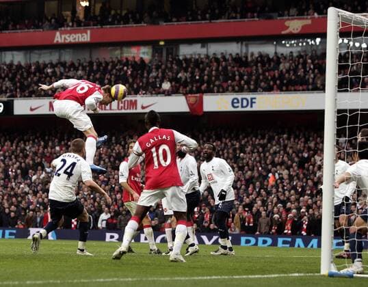 Nicklas Bendtner (Arsenal) trifft per Kopfball zum 2:1-  Fußball Herren English Premier League 2007 2008, 1. Englische Liga, Arsenal FC London - Tottenham Hotspur 2:1 Spurs Gruppe London Dynamik, Überlegenheit Fußball Herren English Premier League 2007 2008, 1. Englische Liga, Arsenal FC London - Tottenham Hotspur 2:1 Spurs Gruppe London Dynamik, Überlegenheit