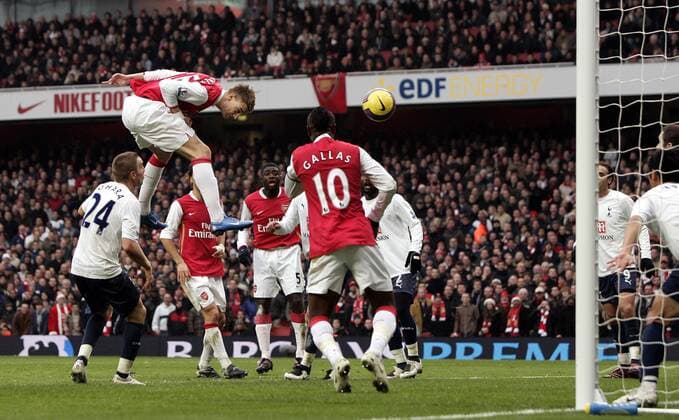 Nicklas Bendtner (Arsenal) trifft per Kopfball zum 2:1-  Fußball Herren English Premier League 2007 2008, 1. Englische Liga, Arsenal FC London - Tottenham Hotspur 2:1 Gruppe London Dynamik, Fußball Herren English Premier League 2007 2008, 1. Englische Liga, Arsenal FC London - Tottenham Hotspur 2:1 Gruppe London Dynamik,