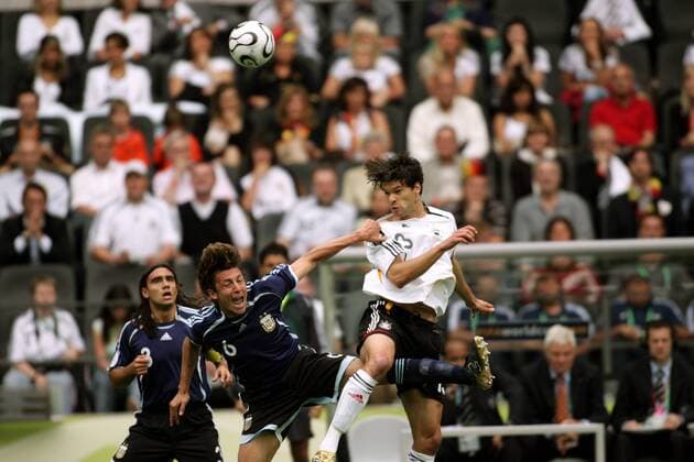 Michael Ballack (Deutschland, re.) gegen Gabriel Heinze (Mitte), dahinter Juan Pablo Sorin (beide Argentinien) -  Fußball Länderspiel Herren WM 2006, Nationalmannschaft, Nationaltrikot, Viertelfinale Gruppe Aufmacher Berlin Dynamik, Kampf, Fußball Länderspiel Herren WM 2006, Nationalmannschaft, Nationaltrikot, Viertelfinale Gruppe Aufmacher Berlin Dynamik, Kampf,
