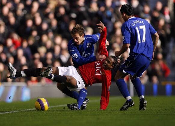 Anderson (Manchester United, Mitte) kommt gegen Phil Neville (li.) und Tim Cahill (beide Everton) zu Fall -  Fußball Herren English Premier League 2007 2008, 1. Englische Liga, Manchester United - FC Everton 2:1, ManU Gruppe Manchester Dynamik, Fußball Herren English Premier League 2007 2008, 1. Englische Liga, Manchester United - FC Everton 2:1, ManU Gruppe Manchester Dynamik,