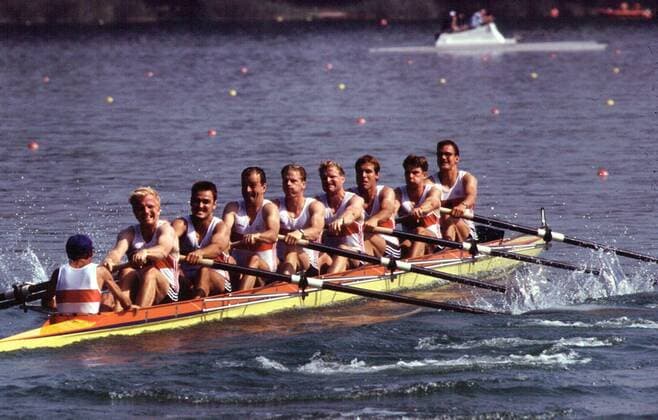 Deutschlandachter mit Bahne Rabe (5. v. li.) während der Olympischen Spiele 1992 in Barcelona Rudern OS Sommer Herren Olympische Spiele 1992, Sommerspiele, Rudersport, Achter, 8er, 8 er, Deutschland Einzelbild Aufnahmedatum geschätzt Barcelona Rudern OS Sommer Herren Olympische Spiele 1992, Sommerspiele, Rudersport, Achter, 8er, 8 er, Deutschland Einzelbild Aufnahmedatum geschätzt Barcelona
