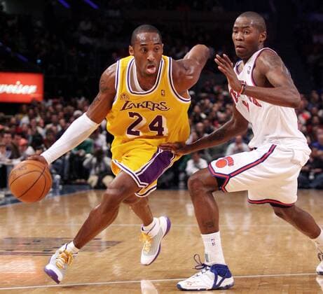 Kobe Bryant (Los Angeles Lakers, li.) gegen Jamal Crawford (New York Knicks) - (NYP20071223105) Basketball Herren NBA 2007 2008, Los Angeles Lakers - New York Knicks 95:90, NY, N. Y. Gruppe New York, NY, N Y Dynamik, Basketball Herren NBA 2007 2008, Los Angeles Lakers - New York Knicks 95:90, NY, N. Y. Gruppe New York, NY, N Y Dynamik,