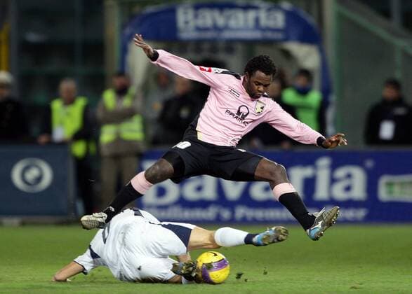 Fabio Simplicio (Palermo) wird gefoult -  Fußball Herren Serie A 2007 2008, 1. Italienische Liga, US Palermo - Lazio Rom 2:2 Gruppe Palermo Dynamik, Kampf Fußball Herren Serie A 2007 2008, 1. Italienische Liga, US Palermo - Lazio Rom 2:2 Gruppe Palermo Dynamik, Kampf