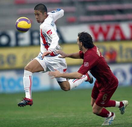 Takayuki Morimoto (Catania, li.) gegen Salvatore Aronica (Reggina) -  Fußball Herren Serie A 2007 2008, 1. Italienische Liga, Reggina Calcio - Calcio Catania 3:1 Gruppe Reggina Dynamik, Fußball Herren Serie A 2007 2008, 1. Italienische Liga, Reggina Calcio - Calcio Catania 3:1 Gruppe Reggina Dynamik,
