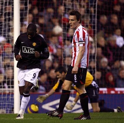 Louis Saha (Manchester United, li.) bejubelt seinen Treffer während Dean Whitehead (Sunderland) enttäuscht ist -  Fußball Herren English Premier League 2007 2008, 1. Englische Liga, AFC Sunderland - Manchester United 0:4, ManU FC Gruppe Sunderland Freude, Fußball Herren English Premier League 2007 2008, 1. Englische Liga, AFC Sunderland - Manchester United 0:4, ManU FC Gruppe Sunderland Freude,