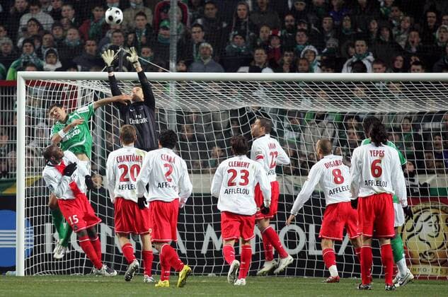 Torwart Mickael Landreau (Paris St. Germain, 4.v.li.) gegen Ilan (St. Etienne, 2.v.li.) -  (pan23798) Fußball Herren Ligue 1 2007 2008, 1. Französische Liga, AS Saint Etienne - FC Paris Saint Germain 0:1, ASSE, PSG Totale St. Etienne Dynamik, Fußball Herren Ligue 1 2007 2008, 1. Französische Liga, AS Saint Etienne - FC Paris Saint Germain 0:1, ASSE, PSG Totale St. Etienne Dynamik,