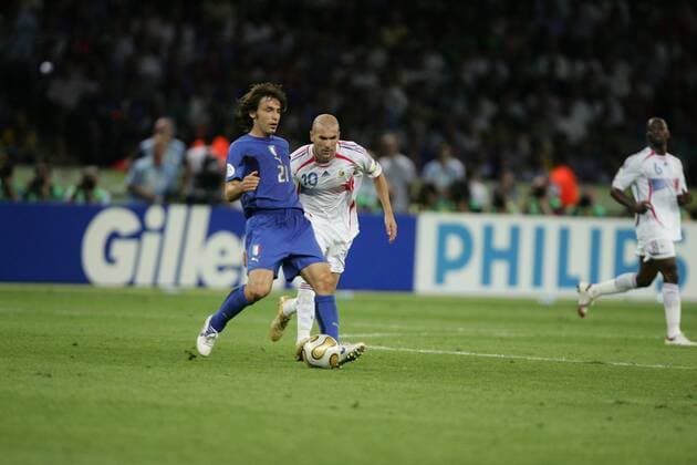 Andrea Pirlo (Italien, li.) am Ball, dahinter Zinedine Zidane (Frankreich) -  Fußball Länderspiel Herren WM 2006, Nationalmannschaft, Nationaltrikot, Finale, Endspiel Gruppe Berlin Dynamik, Fußball Länderspiel Herren WM 2006, Nationalmannschaft, Nationaltrikot, Finale, Endspiel Gruppe Berlin Dynamik,