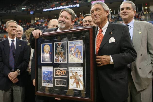 Eddie Sutton (2.v.re.), ehemaliger Trainer der Oklahoma State Cowboys, wird in die All Sports Hall of Fame aufgenommen - (Icon3204043) Basketball Herren All College Classic 2007, NCAA College League, Collegebasketball, University Gruppe Tulsa Basketball Herren All College Classic 2007, NCAA College League, Collegebasketball, University Gruppe Tulsa EDITORIAL USE ONLY