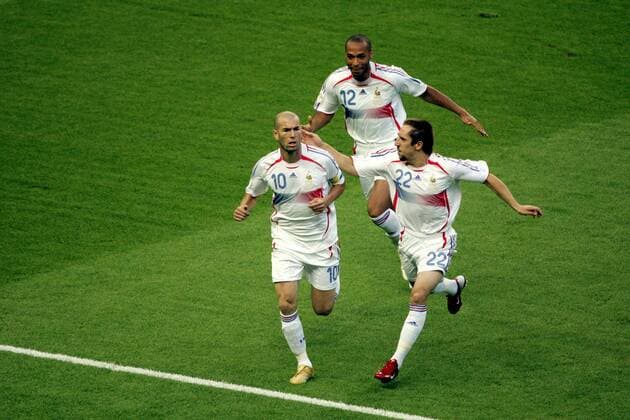 Torschütze Zinedine Zidane (li.), Franck Ribery (re.) und Thierry Henry (alle Frankreich) - Torjubel nach dem 1:0 im WM Finale 2006 -  Fußball Länderspiel Herren WM 2006 Nationalmannschaft Nationaltrikot Frankreich Finale Endspiel Vdig Gruppe Berlin Freude, Begeisterung, Fußball Länderspiel Herren WM 2006 Nationalmannschaft Nationaltrikot Frankreich Finale Endspiel Vdig Gruppe Berlin Freude, Begeisterung,