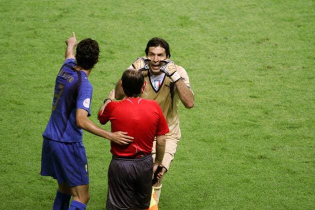 Torwart Gianluigi Buffon und Fabio Grosso (beide Italien, li.) reklamieren bei Linienrichter Dario Garcia (Argentinien) Zidanes (Frankreich) Tätlichkeit -  Fußball Länderspiel Herren WM 2006 Nationalmannschaft Nationaltrikot Frankreich - Italien 4:6 n.E., Finale Endspiel Vdig Gruppe Berlin Spannung, Fußball Länderspiel Herren WM 2006 Nationalmannschaft Nationaltrikot Frankreich - Italien 4:6 n.E., Finale Endspiel Vdig Gruppe Berlin Spannung,