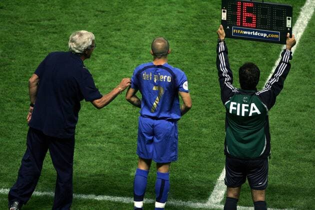 Nationaltrainer Marcello Lippi (li.) bringt Alessandro del Piero (beide Italien, Mitte) für die Nummer 16 auf das Feld, der vierte Offizielle Luis Medina Cantalejo (Spanien) zeigt den Wechsel auf der elektronischen Tafel an -  Fußball Länderspiel Herren WM 2006 Nationalmannschaft Nationaltrikot Finale Endspiel Vdig Gruppe Nationaltrainer, Trainer Berlin Fußball Länderspiel Herren WM 2006 Nationalmannschaft Nationaltrikot Finale Endspiel Vdig Gruppe Nationaltrainer, Trainer Berlin