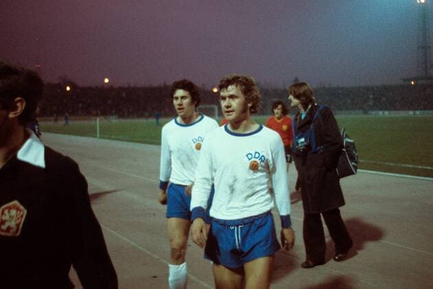 Konrad Weise (re.) und Eberhard Vogel (beide DDR) - Abgang Fußball Länderspiel Herren DEUTSCHSPRACHIGE SPORTZEITSCHRIFTEN UND -ZEITUNGEN NUR NACH RÜCKSPRACHE Nationalmannschaft 1974 Vdia Gruppe Berlin Fußball Länderspiel Herren DEUTSCHSPRACHIGE SPORTZEITSCHRIFTEN UND -ZEITUNGEN NUR NACH RÜCKSPRACHE Nationalmannschaft 1974 Vdia Gruppe Berlin