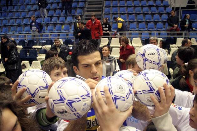 Dragan Skrbic (Serbien Europa, Mitte) schreibt Autogramme auf Handbälle -  Handball Herren Handball 2007, Serbia Stars 96 - Europe Gruppe Abschied Abschiedsspiel Verabschiedung Belgrad Handball Herren Handball 2007, Serbia Stars 96 - Europe Gruppe Abschied Abschiedsspiel Verabschiedung Belgrad