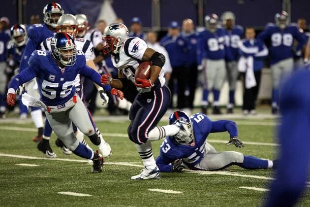 Kevin Faulk (New England Patriots, Mitte) am Ball American Football Herren NFL 2007 2008, New York Giants - New England Patriots Gruppe East Rutherford Dynamik, American Football Herren NFL 2007 2008, New York Giants - New England Patriots Gruppe East Rutherford Dynamik,