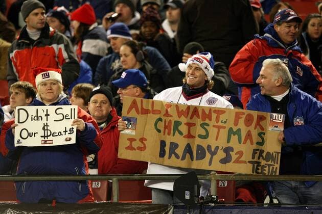 Fan der New York Giants hätte sich gerne zu Weihnachten die beiden Vorderzähne von Tom Brady (New England Patriots) gewünscht American Football Herren NFL 2007 2008, New York Giants - New England Patriots Gruppe East Rutherford American Football Herren NFL 2007 2008, New York Giants - New England Patriots Gruppe East Rutherford