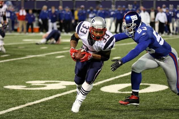 Kevin Faulk (New England Patriots, li.) - Duell American Football Herren NFL 2007 2008, New York Giants - New England Patriots Gruppe East Rutherford Dynamik, American Football Herren NFL 2007 2008, New York Giants - New England Patriots Gruppe East Rutherford Dynamik,