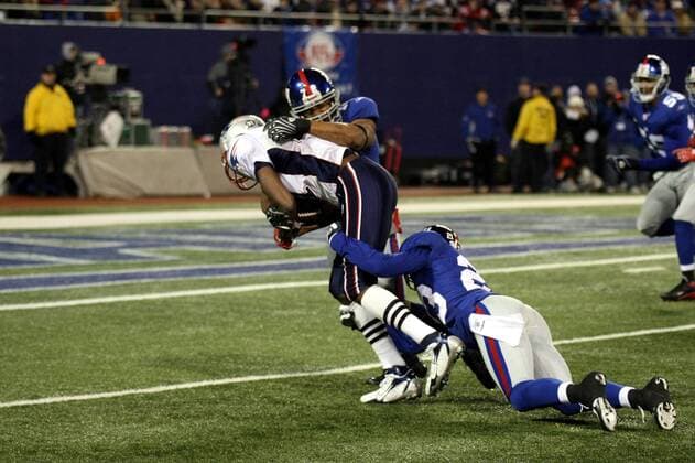 Wes Welker (New England Patriots, li.) wird gehalten American Football Herren NFL 2007 2008, New York Giants - New England Patriots Gruppe East Rutherford Dynamik, American Football Herren NFL 2007 2008, New York Giants - New England Patriots Gruppe East Rutherford Dynamik,