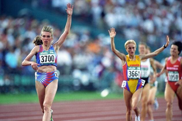 Svetlana Masterkova (Rußland, li.) - Olympiasiegerin 1996 über 1500m, daneben die Zweitplatzierte Gabriela Szabo (Rumänien) Leichtathletik OS Sommer Damen Olympische Spiele Atlanta 1996, Sommerspiele, Nationaltrikot Gruppe Atlanta Freude, Leichtathletik OS Sommer Damen Olympische Spiele Atlanta 1996, Sommerspiele, Nationaltrikot Gruppe Atlanta Freude,