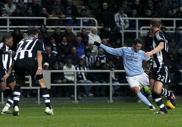 Elano (Manchester City, hi.) gegen Nicky Butt (re.) und Steven Taylor (beide Newcastle) -  Fußball Herren English Premier League 2007 2008, 1. Englische Liga, Newcastle United - Manchester City 0:2 Gruppe Newcastle Fußball Herren English Premier League 2007 2008, 1. Englische Liga, Newcastle United - Manchester City 0:2 Gruppe Newcastle