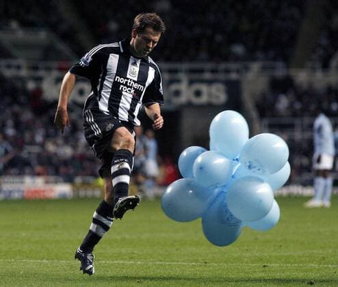 Michael Owen (Newcastle) spielt mit Luftballons -  Fußball Herren English Premier League 2007 2008, 1. Englische Liga, Newcastle United Einzelbild Newcastle Fußball Herren English Premier League 2007 2008, 1. Englische Liga, Newcastle United Einzelbild Newcastle