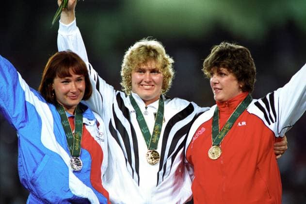 Siegerehrung Diskus der Olympischen Spiele 1996 - v.li.: Natalia Sadova (Rußland), Olympiasiegerin Ilke Wyludda (Deutschland), Ellina Zvereva (Weißrußland) Leichtathletik OS Sommer Damen Olympische Spiele Atlanta 1996, Sommerspiele, Gruppe Natalija Nataliya Elina Zwerewa Atlanta Freude, Leichtathletik OS Sommer Damen Olympische Spiele Atlanta 1996, Sommerspiele, Gruppe Natalija Nataliya Elina Zwerewa Atlanta Freude,
