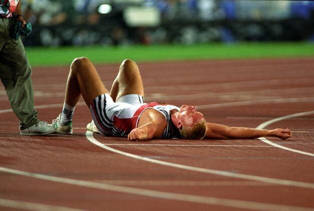 Frank Busemann (Deutschland) liegt nach dem 1500m Lauf erschöpft am Boden Leichtathletik OS Sommer Herren Olympische Spiele Atlanta 1996, Sommerspiele, Nationaltrikot Einzelbild Atlanta Erschöpfung, Leichtathletik OS Sommer Herren Olympische Spiele Atlanta 1996, Sommerspiele, Nationaltrikot Einzelbild Atlanta Erschöpfung,