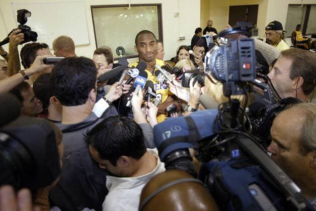 Kobe Bryant (Los Angeles Lakers) mit Journalisten während eines Media Days - (icon5920455) Basketball Herren NBA 2003 2004 o0 LA, L A Totale Basketball Herren NBA 2003 2004 o0 LA, L A Totale EDITORIAL USE ONLY