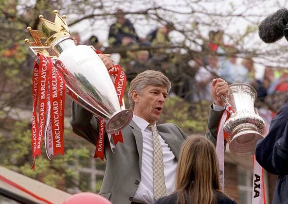 Fußball, Trainerhistorie, FC Arsenal Trainer Arsene Wenger (Arsenal) präsentiert stolz den errungenen Meisterpokal (li.) sowie die Trophäe für den Erfolg im FA Cup 2002 Fußball Herren English Premier League 2001 2002, 1. Englische Liga, Englischer Pokal, Arsenal FC London Einzelbild London Begeisterung, Freude, Fußball Herren English Premier League 2001 2002, 1. Englische Liga, Englischer Pokal, Arsenal FC London Einzelbild London Begeisterung, Freude,